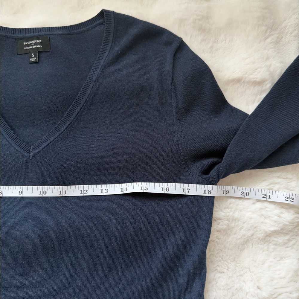 Banana Republic Factory Preppy Navy Forever V-Neck Sweater / Capsule Wardrobe - Picture 9 of 10